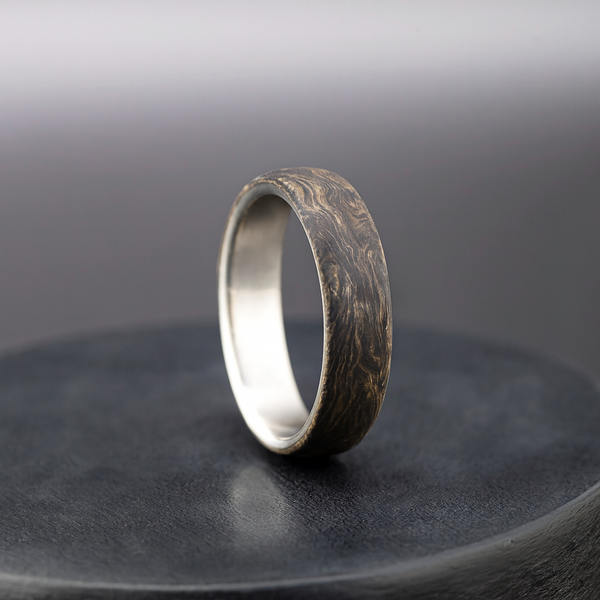 Elegante anillo de titanio con láminas de oro y fibra de carbono